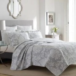 Venetia Reversible Quilt Set - Laura Ashley