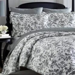 Amberley Quilt Set Laura Ashley -Bedding Promotion GUEST d84ae2d8 63a8 4bf6 824b 815931ce812d